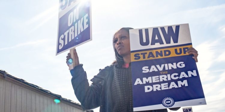 Auto workers union announces tentative agreement to end strike with Stellantis