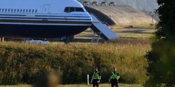 UK plan to send asylum-seekers to Rwanda blocked by Supreme Court