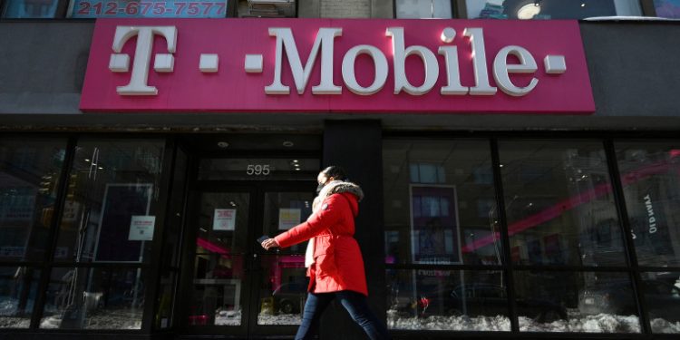 T-Mobile sued after employee stole nude images from customer phone during trade-in