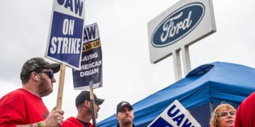 UAW members approve 4½-year contract with Detroit’s Big Three