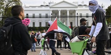 White House silent, Secret Service makes no arrests after pro-Palestinian protesters vandalize gate