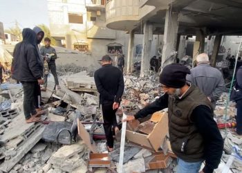 ‘It’s chaos:’ Starving Gazans dig for food, supplies under the rubble