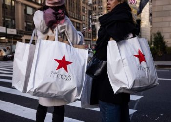 Consumer confidence pops in the last month of a year that dodged recession forecasts