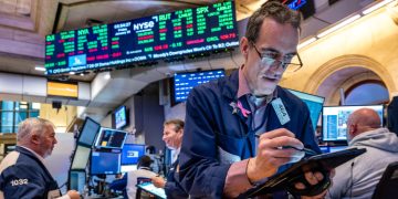 S&P 500 hits all-time high, surpassing previous record set in 2022