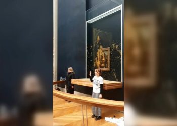Protesters hurl soup at the Mona Lisa painting in Paris