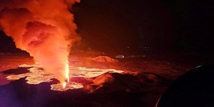 Iceland volcano erupts again, molten rocks spew from fissures