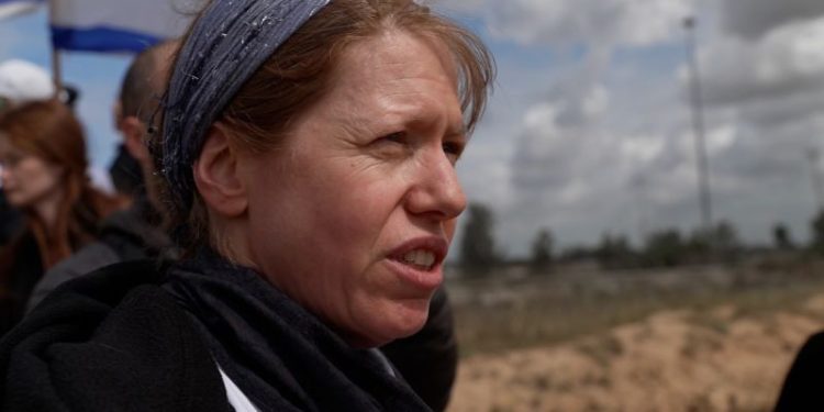 At the edge of Gaza, Israelis try to stop aid trucks