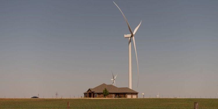 How much are wind turbines dragging down home values? A new study has surprising answers