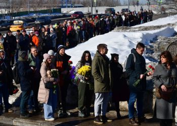 Hundreds queue in Moscow to visit grave of Putin critic Navalny