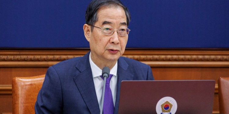 South Korea’s prime minister and top presidential officials resign en masse