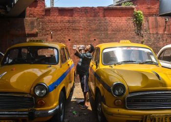 Indian voters battle extreme temperatures as intense heat wave hits region