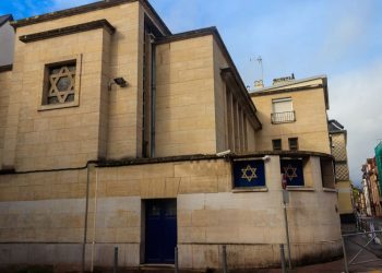 Police shoot dead armed attacker who started fire in Rouen synagogue