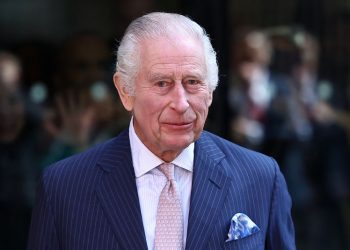 King Charles returns to public duties in visit to cancer treatment center