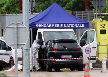 Inmate sprung from French prison van during ambush in which 2 guards killed