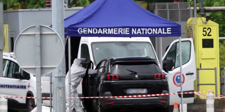 Inmate sprung from French prison van during ambush in which 2 guards killed