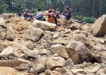 As many as 2,000 people feared buried under Papua New Guinea landslide