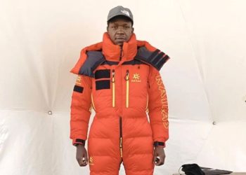 Kenyan mountaineer dead and Nepali sherpa missing after trying to summit Everest without supplemental oxygen