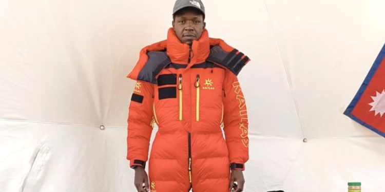 Kenyan mountaineer dead and Nepali sherpa missing after trying to summit Everest without supplemental oxygen