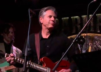 Blinken plays ‘Rockin’ in the Free World’ in Kyiv bar