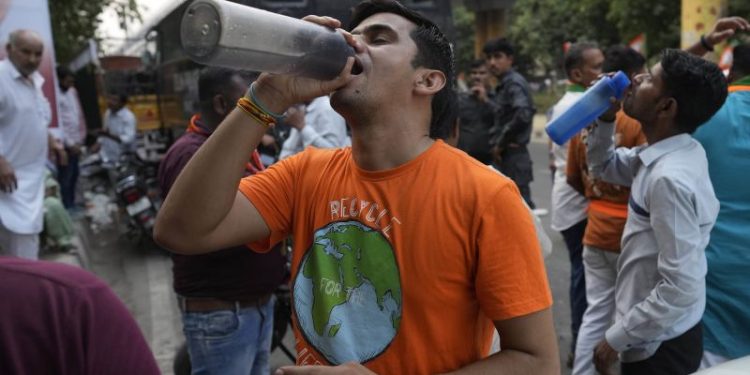 India’s scorching heat and lack of water leave Delhi’s poor to suffer worst of climate crisis