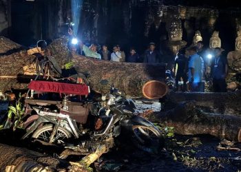 Fierce storm topples tree at Cambodian Angkor temple complex, killing 1 and damaging statues