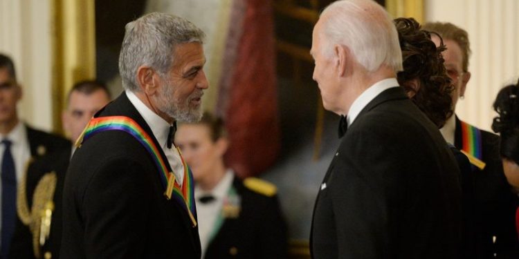 Dave Portnoy mocks George Clooney for waiting 3 weeks after fundraiser to acknowledge Biden is a ‘vegetable’