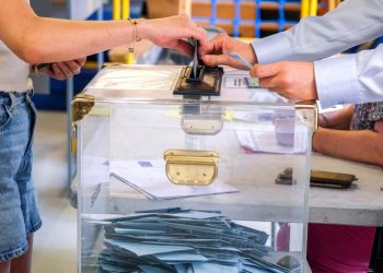 Hundreds of candidates drop out of French election runoff in last gasp bid to keep far right from power