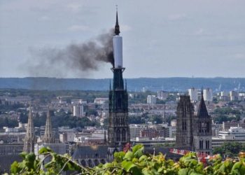 Fire breaks out in spire of French cathedral