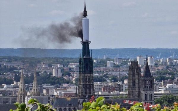 Fire breaks out in spire of French cathedral