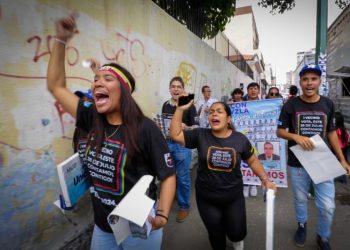 Young Venezuelan opposition voters prepare to leave the country if Maduro is reelected