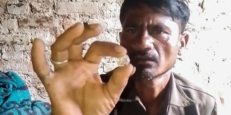 Indebted Indian laborer finds life-changing $100,000 diamond