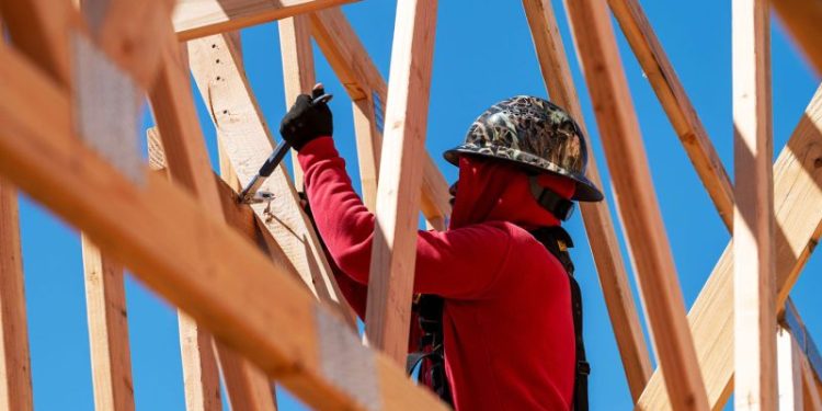 A U.S. construction boom is sending rents lower and creating perks for renters