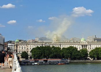 Blaze erupts at London’s historic Somerset House with over 100 firefighters at the scene