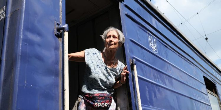 Russian forces close in on key Ukrainian city of Pokrovsk. But fleeing is hard – even for those who can afford it