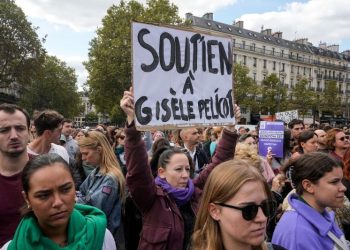 Hundreds gather in France in support of Gisèle Pélicot and all rape victims