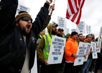 Dockworkers on East and Gulf Coast to return to work after reaching agreement on wages