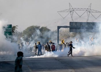 Pakistani police fire tear gas as thousands supporting Imran Khan arrive near capital