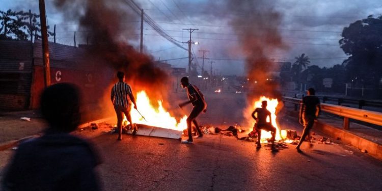 Mozambique police commander says 33 dead, 1,500 escaped in Maputo prison riot