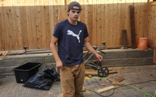 Man leaps on polar bear to save wife from attack