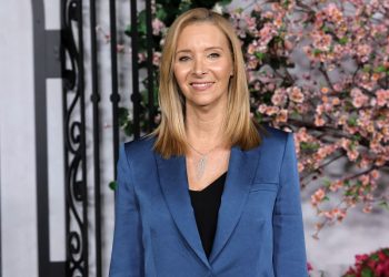 Lisa Kudrow recently found a note Matthew Perry left for her in a ‘Friends’ prop