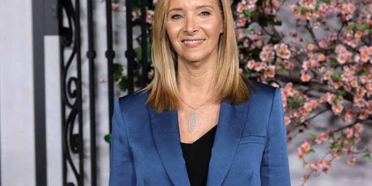 Lisa Kudrow recently found a note Matthew Perry left for her in a ‘Friends’ prop