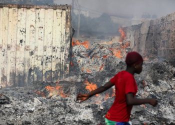 Huge fire at Ghanaian clothing market destroys hundreds of market stalls