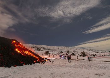 Tourists flock to erupting volcano in Italy, blocking rescue workers