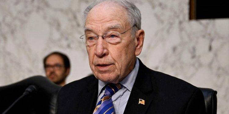 Bipartisan senators’ bill would require Congress to approve new tariffs