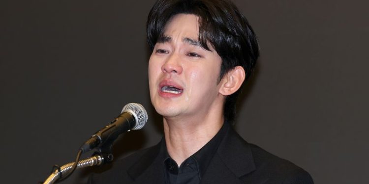 South Korean superstar Kim Soo Hyun tearfully denies controversial claims about relationship with late actress