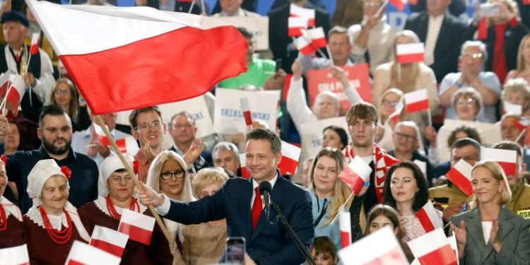 Polish centrist and nationalist presidential candidates to face off in 2nd round