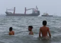 Live Updates: Iran and Oman edge toward temporary Strait of Hormuz reopening plan, but Tehran insists U.S. lift blockade
