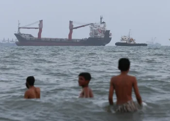 Live Updates: Iran and Oman edge toward temporary Strait of Hormuz reopening plan, but Tehran insists U.S. lift blockade