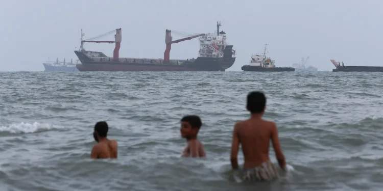 Live Updates: Iran and Oman edge toward temporary Strait of Hormuz reopening plan, but Tehran insists U.S. lift blockade