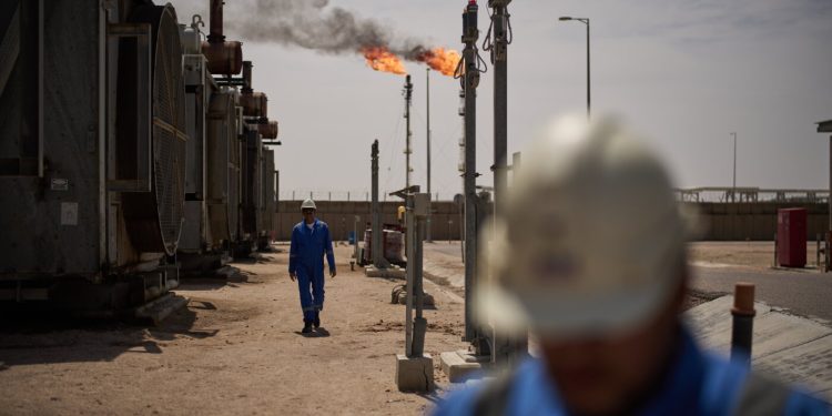 U.S. says pipelines will make Strait of Hormuz irrelevant. Energy experts disagree